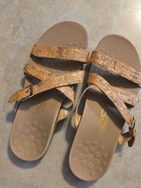 Vionic Cork-Effect Tan Strappy Sandals with Gold Accents size 10
